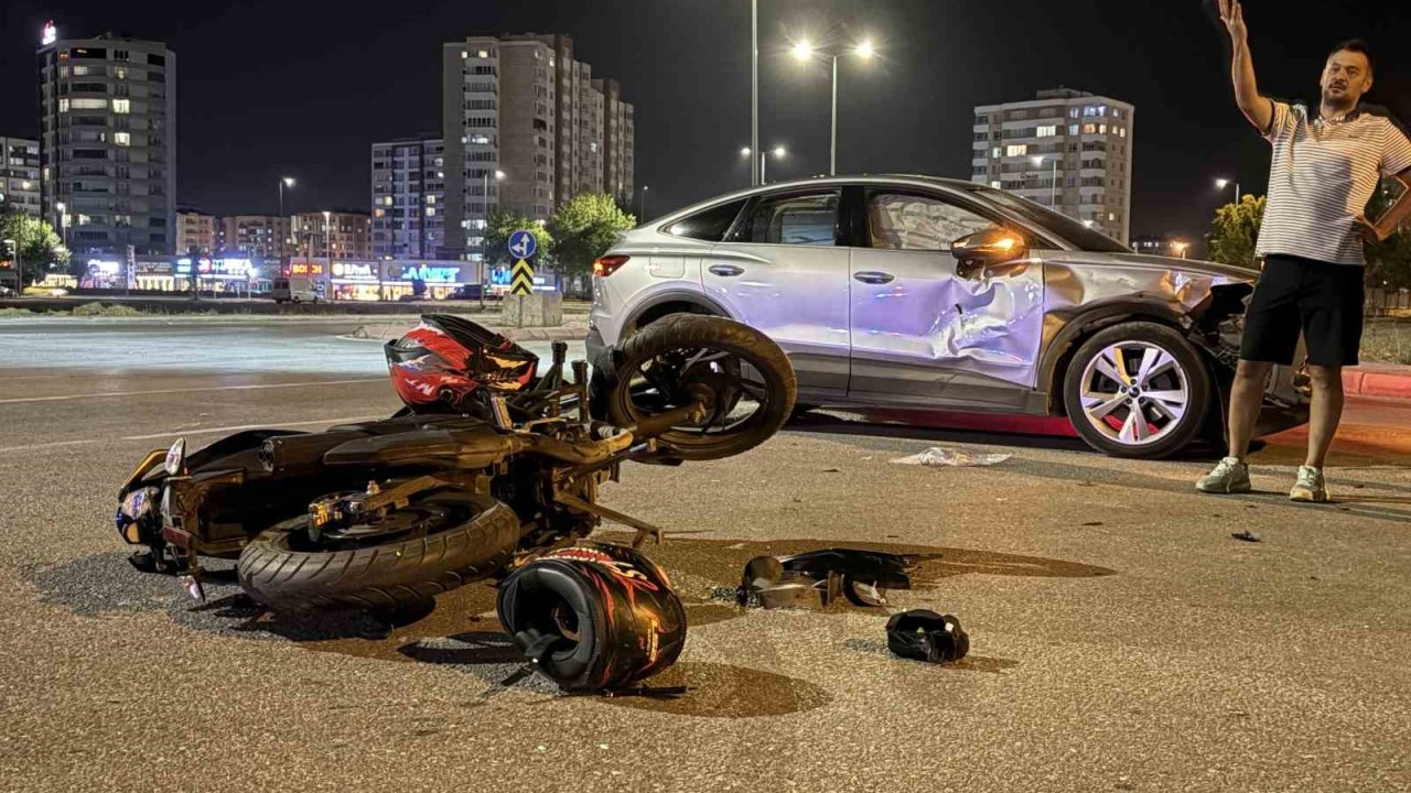 Kayseri’de otomobille çarpışan motosikletin sürücüsü yaralandı