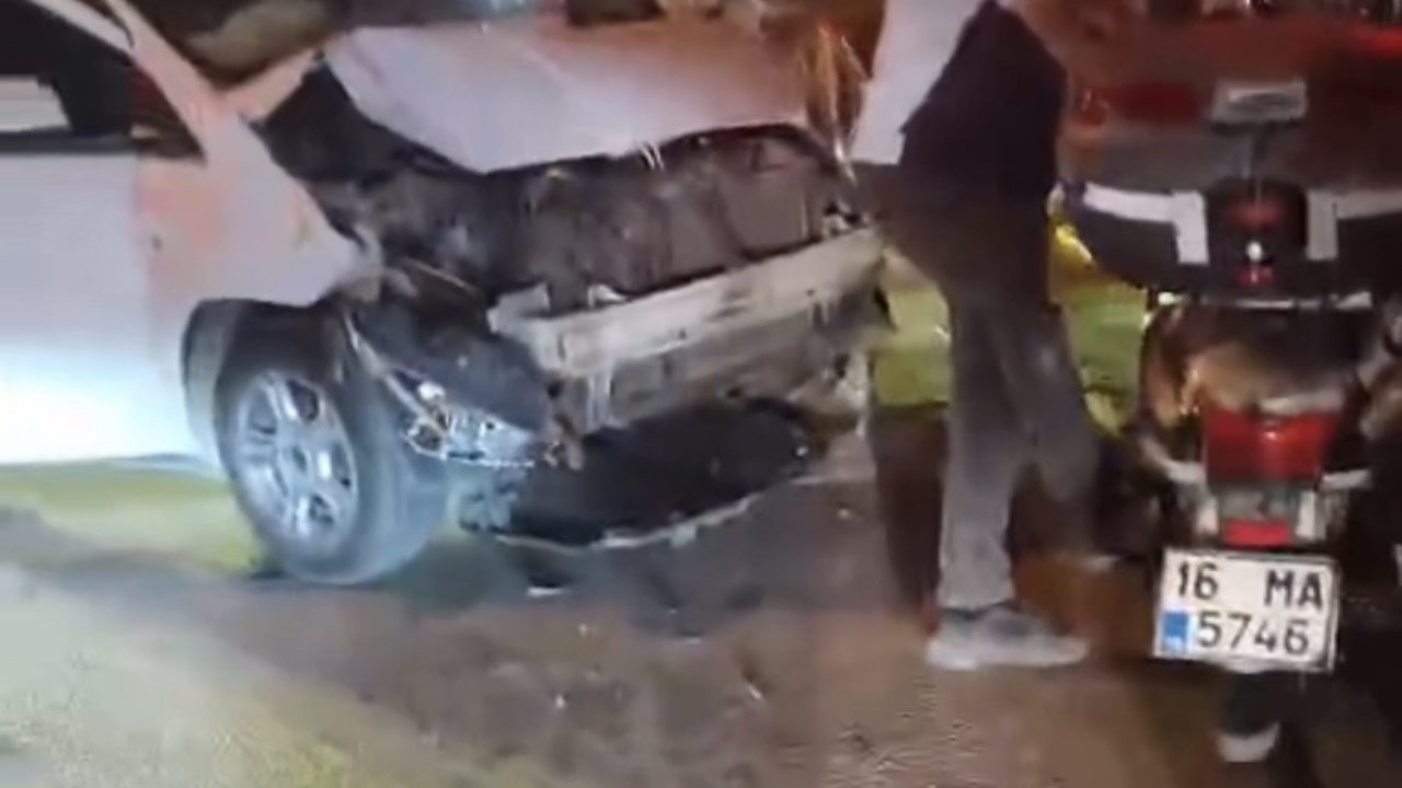 Kırmızı ışıkta geçen motosiklete otomobil çarptı: 1 ölü, 1 yaralı