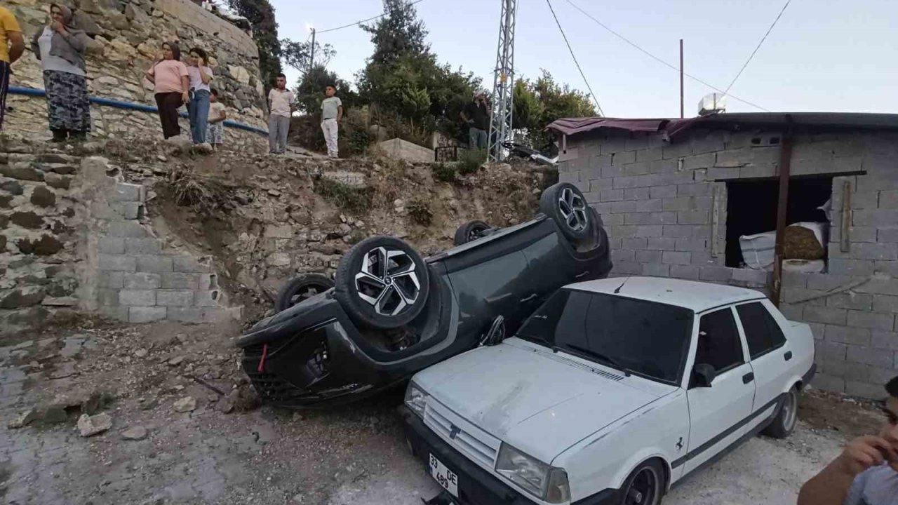 Mahalleliyi korkutan yokuşta 3 ayda 2 araç evin bahçesine uçtu