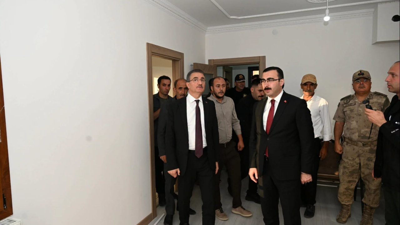 Vali Baruş, Çat’ta yapımı tamamlanan deprem konutlarını yerinde inceledi