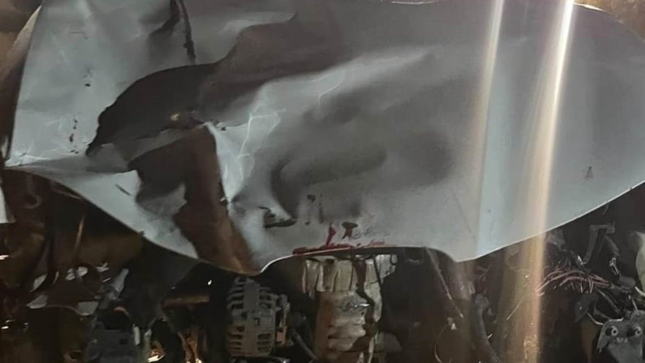 Otomobil yol kenarında yürüyen gençlere çarptı: 1 ölü, 2 yaralı
