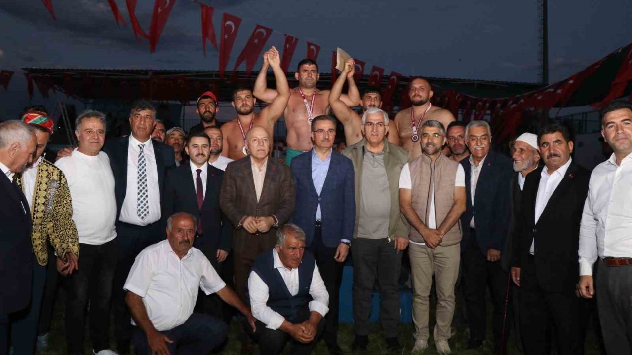 Uluslararası Büyük Pasinler Karakucak Güreşleri’nde şampiyon Kenan Gör