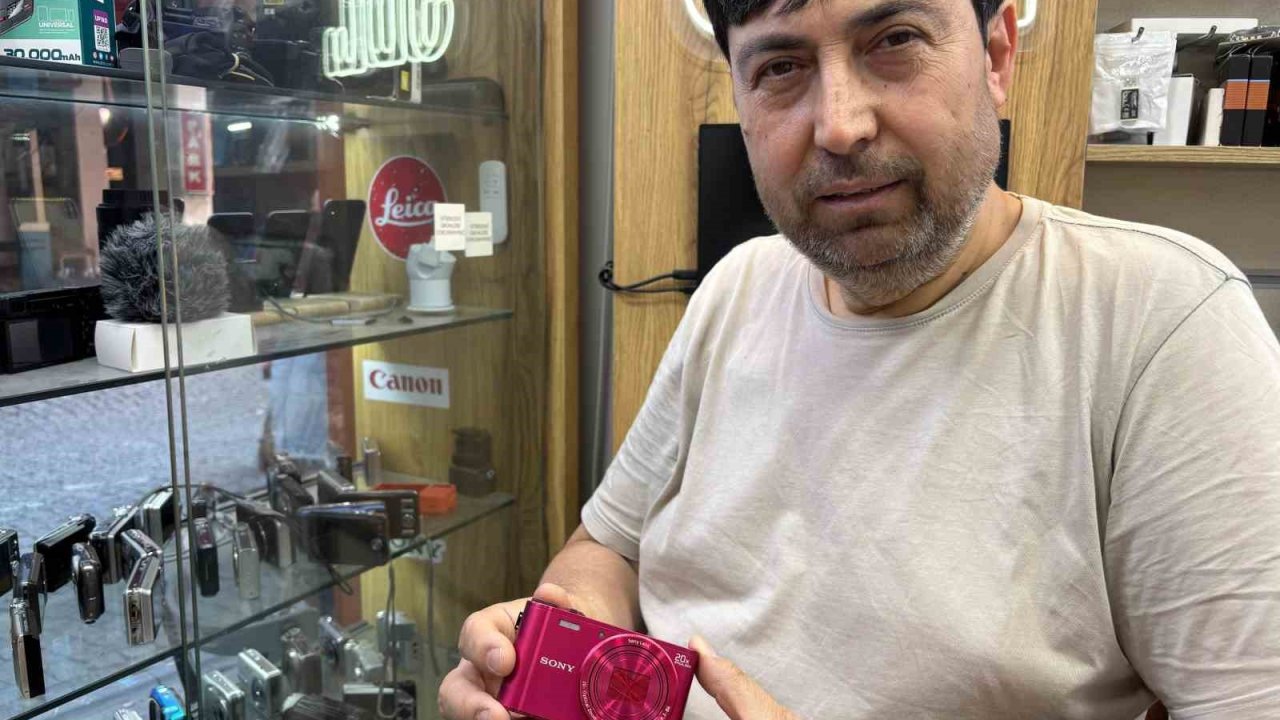 Akıllı telefonların yapaylığından kaçıp kompakt fotoğraf makinelerine yöneldiler