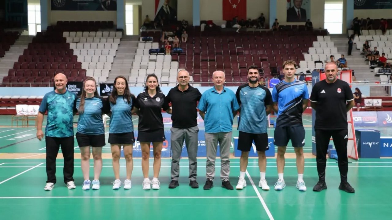 Erzincanlı milli sporculara federasyondan raket