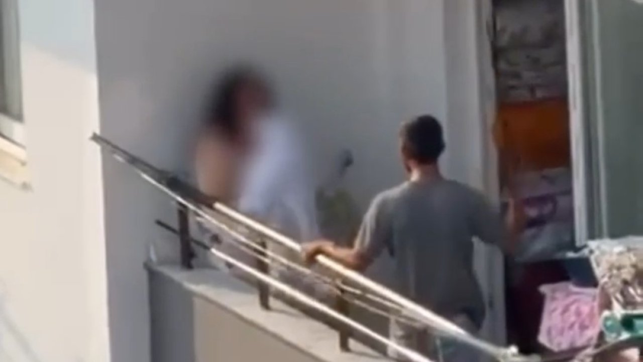 Kadını balkonda sopa ile darp etti