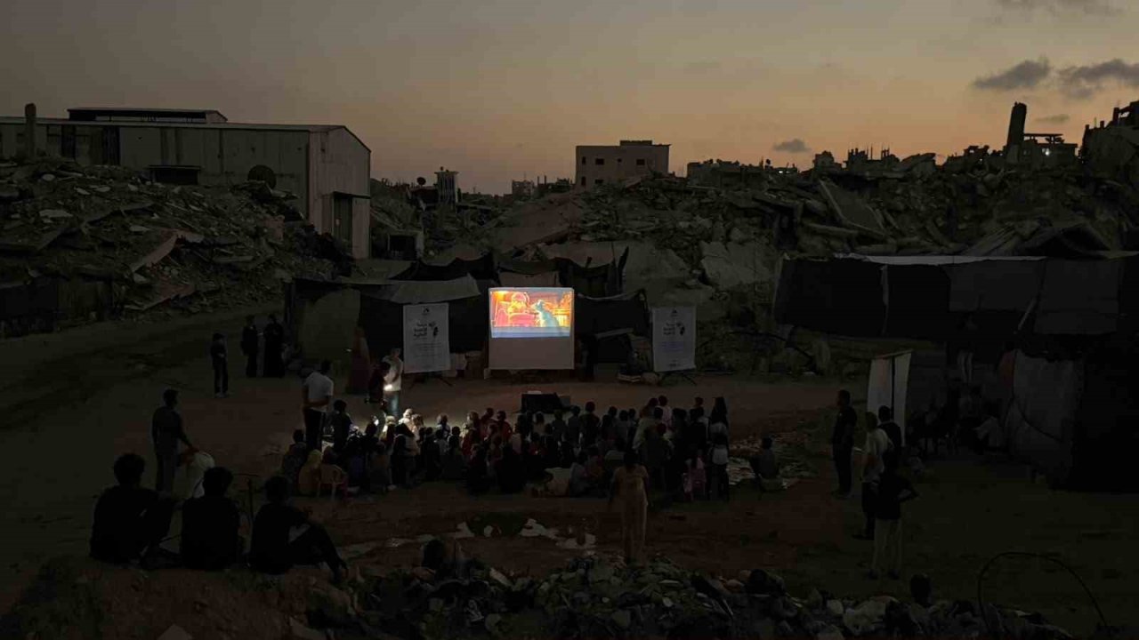 Gazze’de yıkımın ortasında çocuklar için gezen sinema