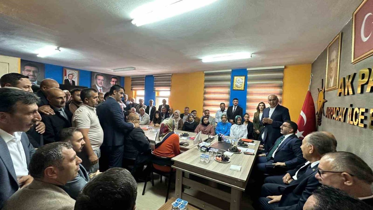AK Parti Kars’ta ilçe teşkilatlarını buluşturdu: "Birlik ve beraberlik içinde çalışmaya devam edeceğiz"