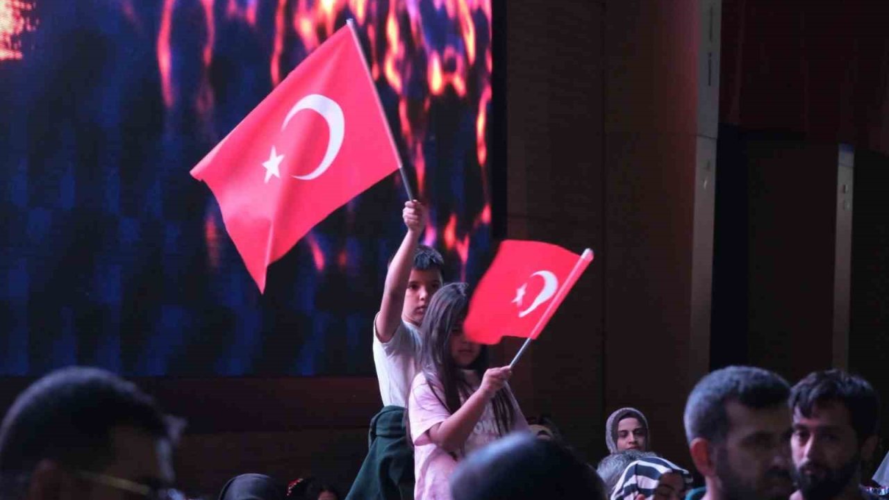 Mustafa Yıldızdoğan Erzincan’da sahne aldı