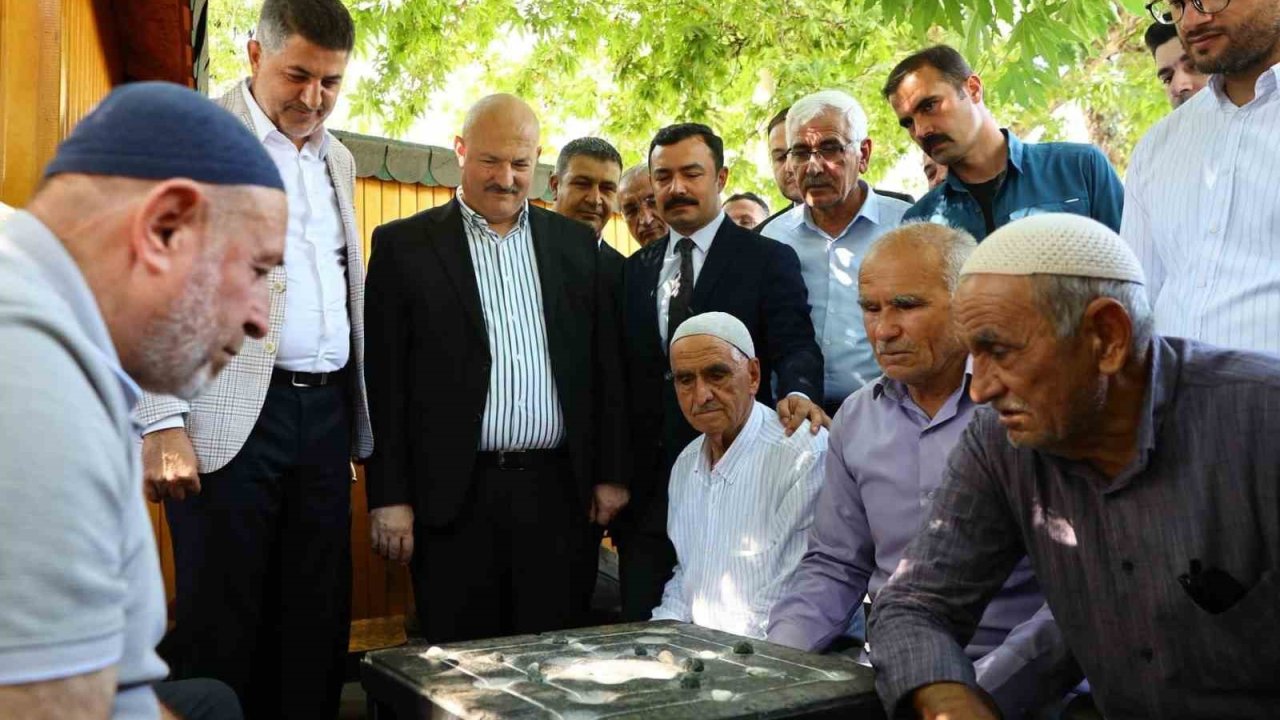 Vali Küçük, Kahta’da esnaf ve vatandaşlarla bir araya geldi
