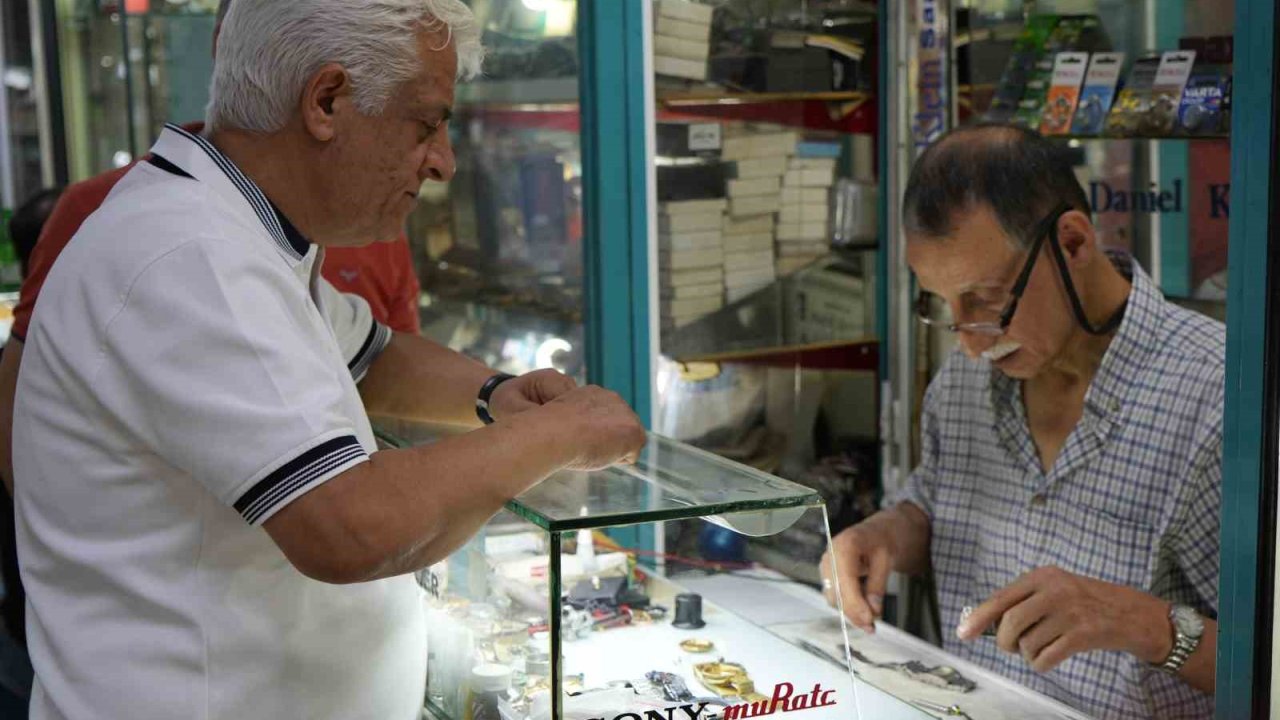 Gaziantepli saat ustası 56 yıldır zamana ayar veriyor