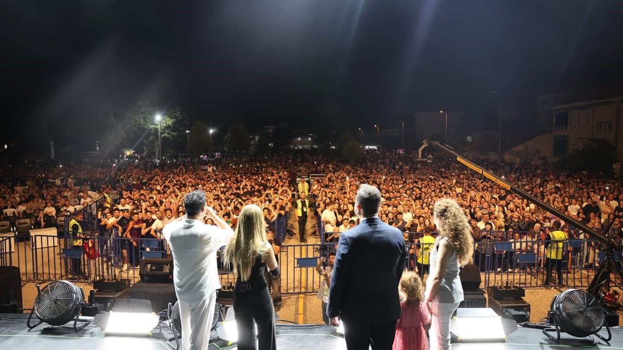 Çivril Elma Festivali’nin muhteşem finalini Derya Uluğ yaptı