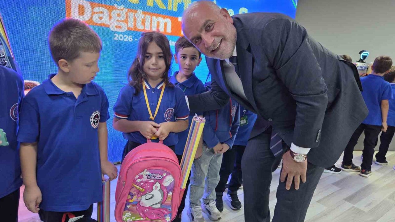 Bu ilçede okula başlayan tüm öğrencilere çanta ve kırtasiye seti hediye