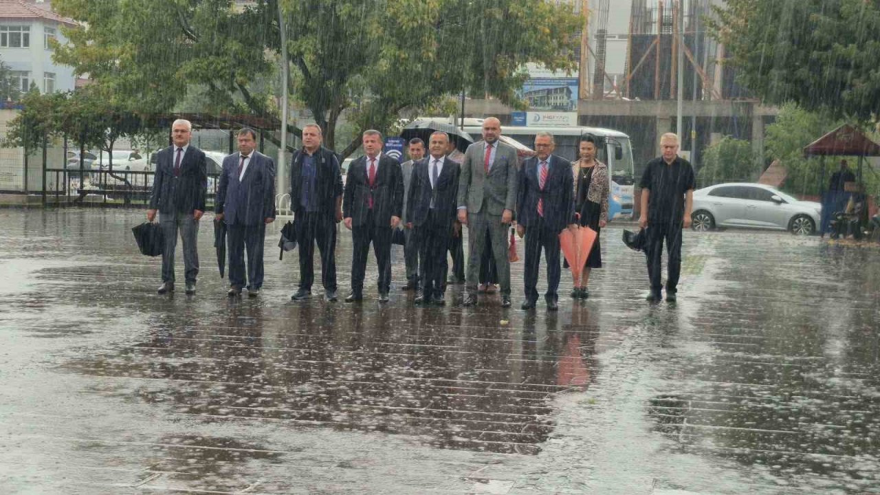 İlköğretim Haftası kutlamalarına şiddetli yağış engel olamadı
