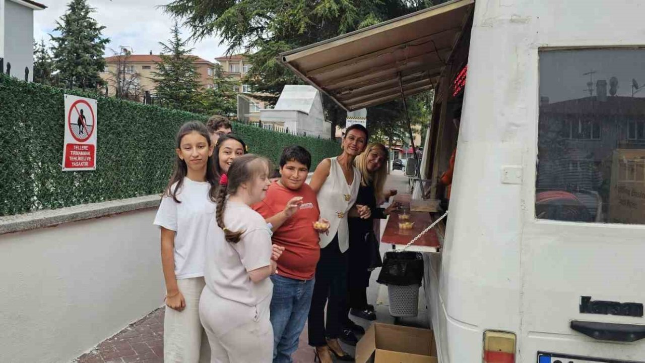 Yeni eğitim yılına tatlı başlangıç: Lokma dağıtıldı