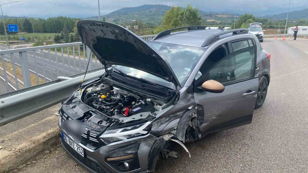 Kontrolden çıkan araç bariyerlere çarptı: 2 yaralı