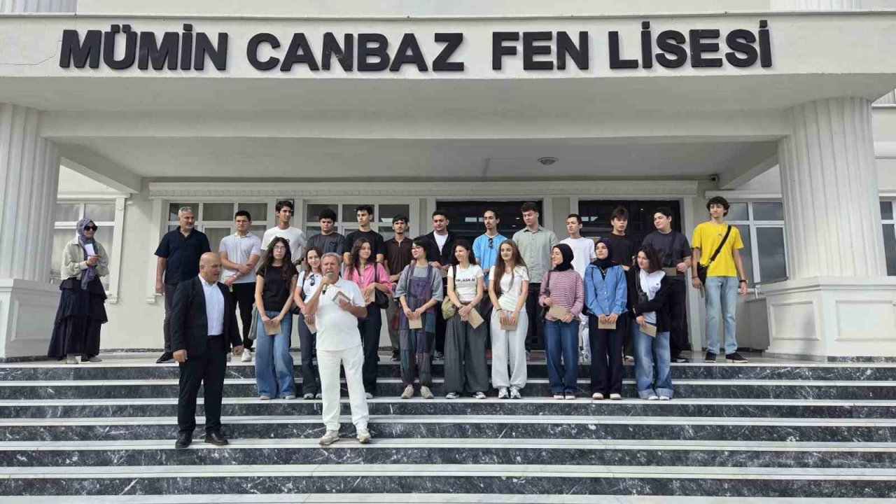 Başarılı öğrencilere okullarının ilk gününde tablet ve telefon sürprizi