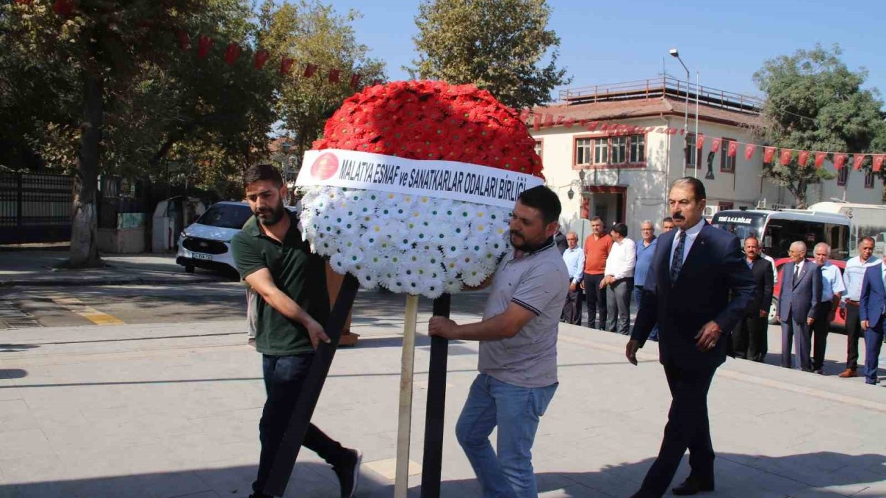 Malatya’da Ahilik Haftası için Atatürk Anıtı’na çelenk sunuldu