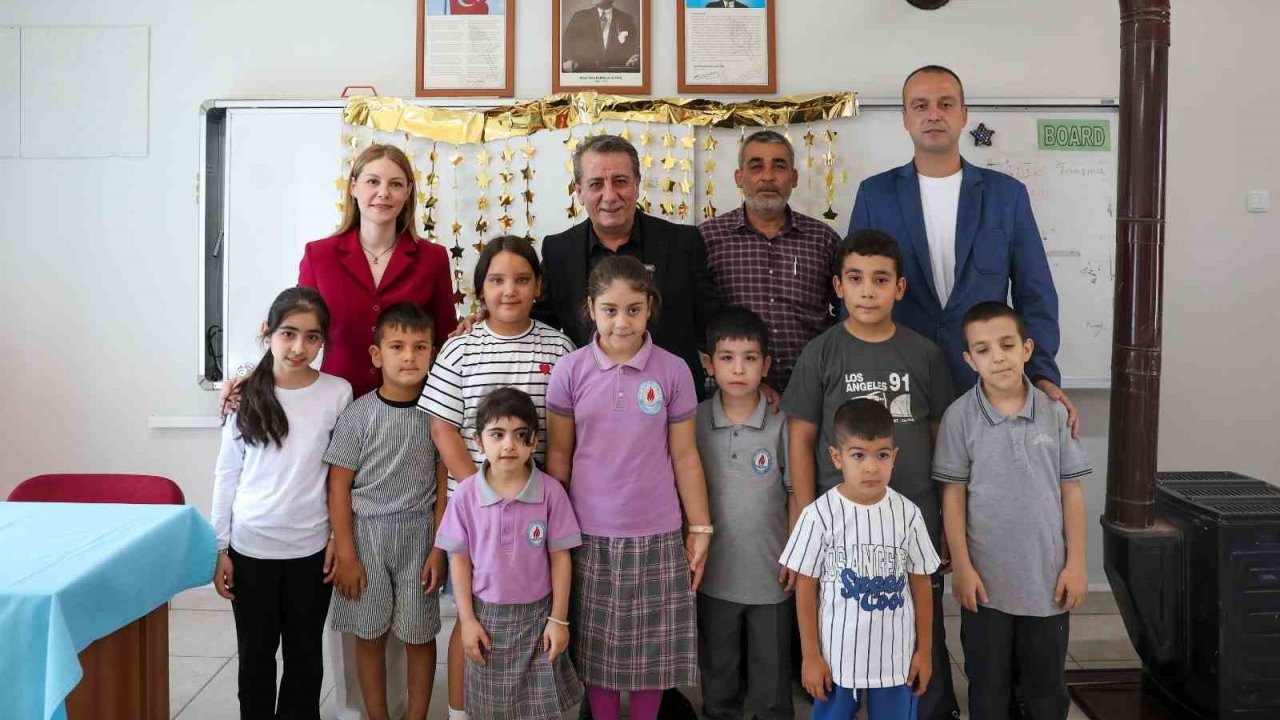 Başkan Yetişkin’den minik öğrencilere ilk gün sürprizi