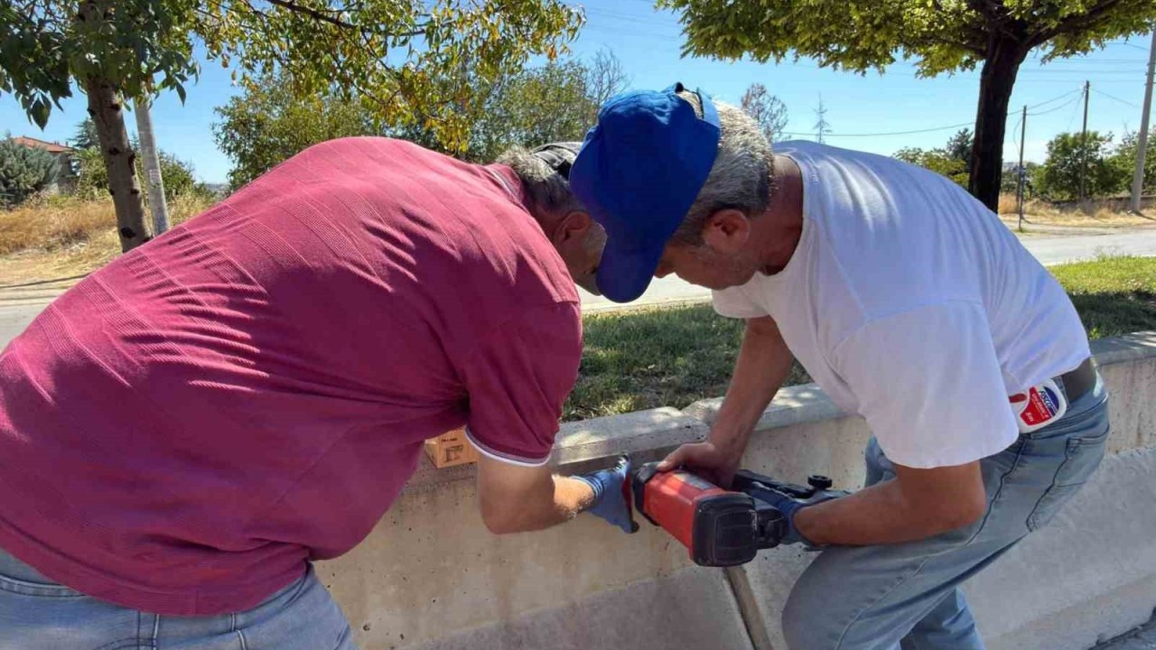 Kırıkkale’de orta refüjlere reflektör uygulaması