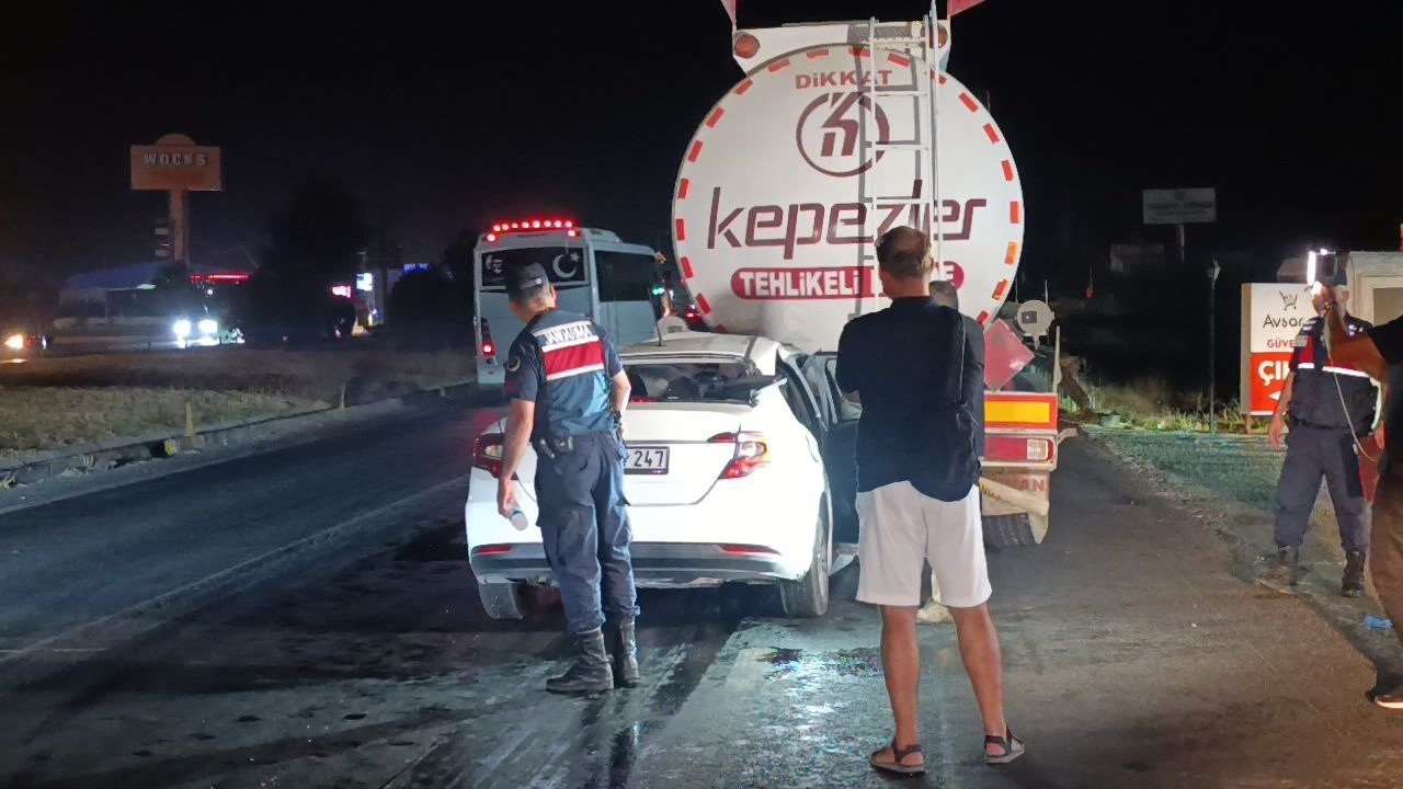Akaryakıt tankerine arkadan çarpan otomobil 100 metre sürüklendi: 1 ölü