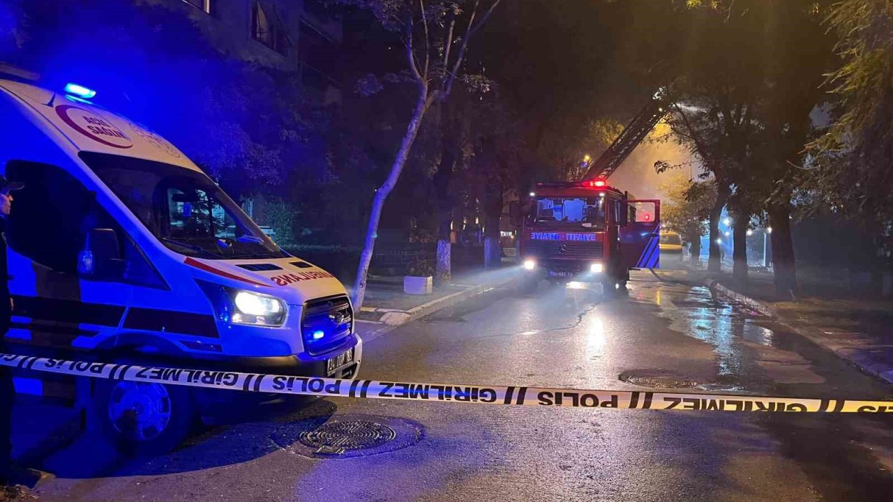 Bakırköy’de 4 katlı metruk binanın çatısı alevlere teslim oldu