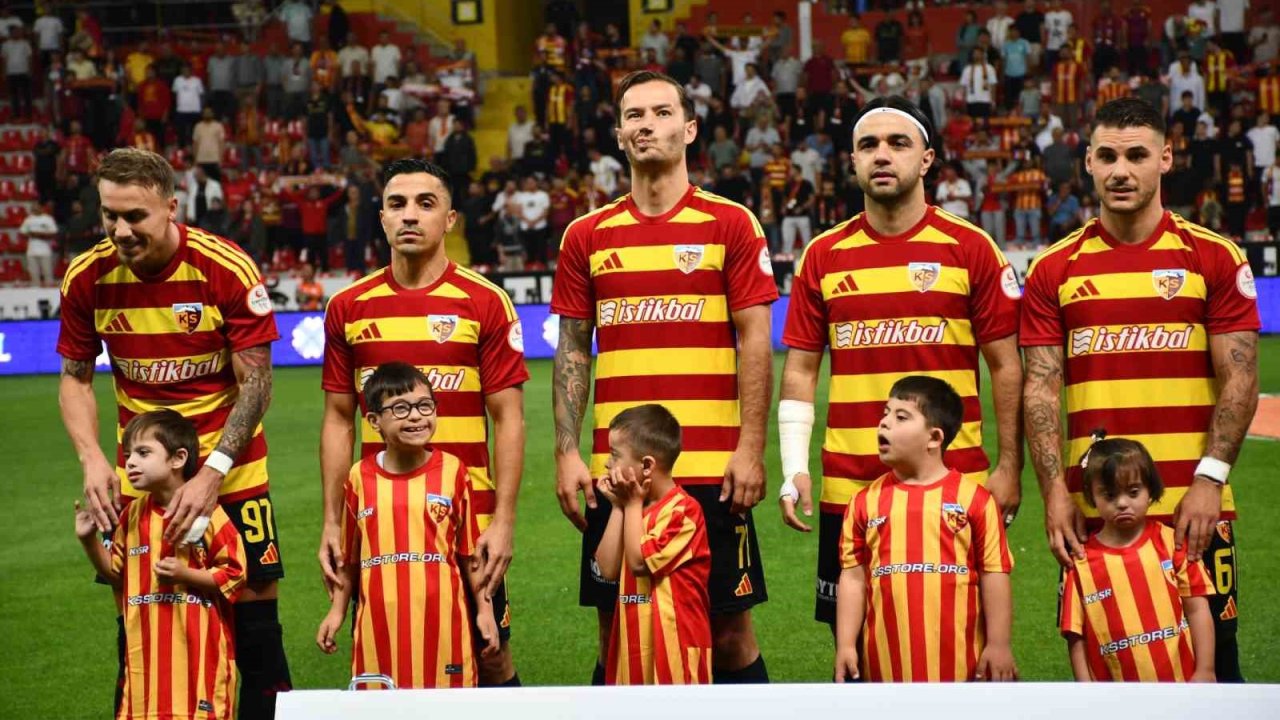 Kayserispor-İstanbulspor maçı seramonisinde Down sendromlu minik kalpler vardı