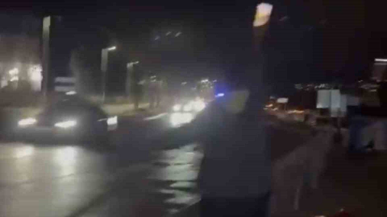 Motosiklet bariyerlere çarptı, gençler cep telefonu ışığıyla trafiği durdurdu