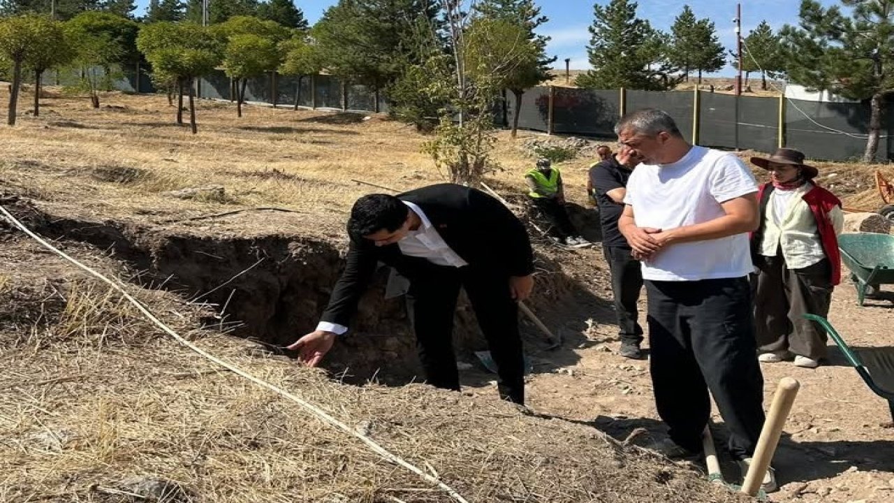 Kemah’ta Sultan Melik Türbesi’ndeki restorasyon çalışmaları incelendi