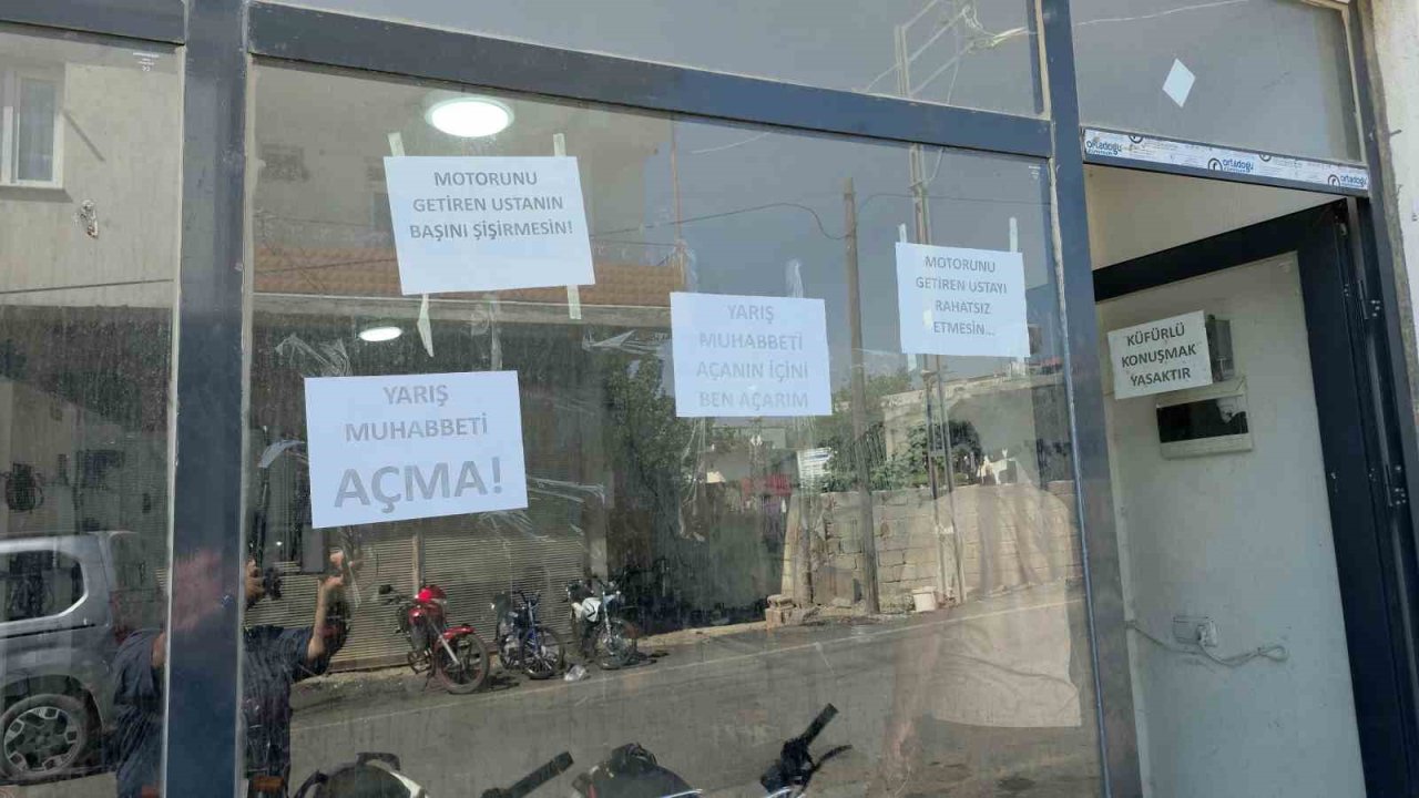 Motosiklet tamir ustası, tamirhanede yarış muhabbetini ve küfrü cama astığı yazıyla yasakladı