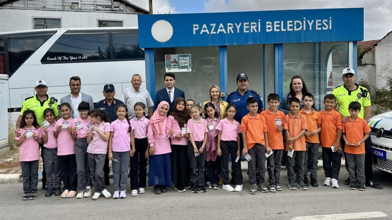 Okul çevresinde bulunan yaya yolunu çocuklar boyadı