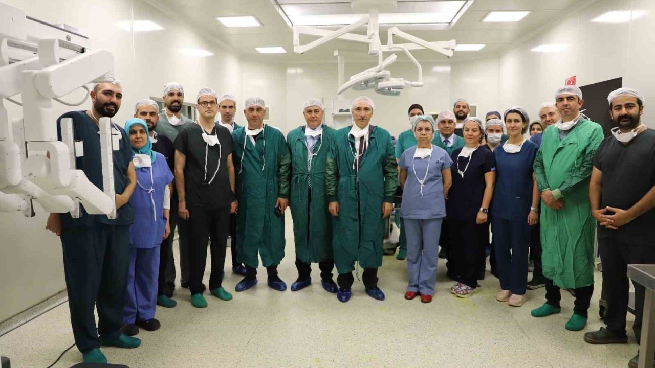 FÜ Hastanesi’nde robotik cerrahi sistemi hizmete girdi