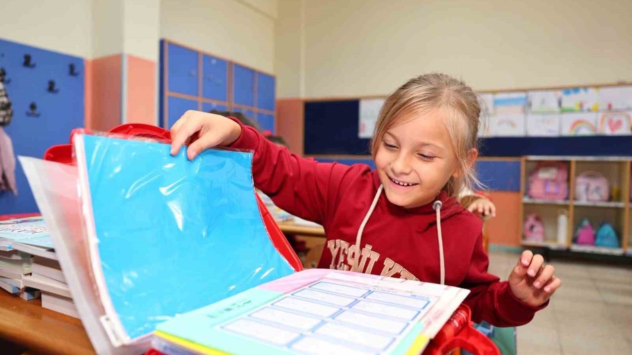 Başiskele’de miniklere kırtasiye hediyesi