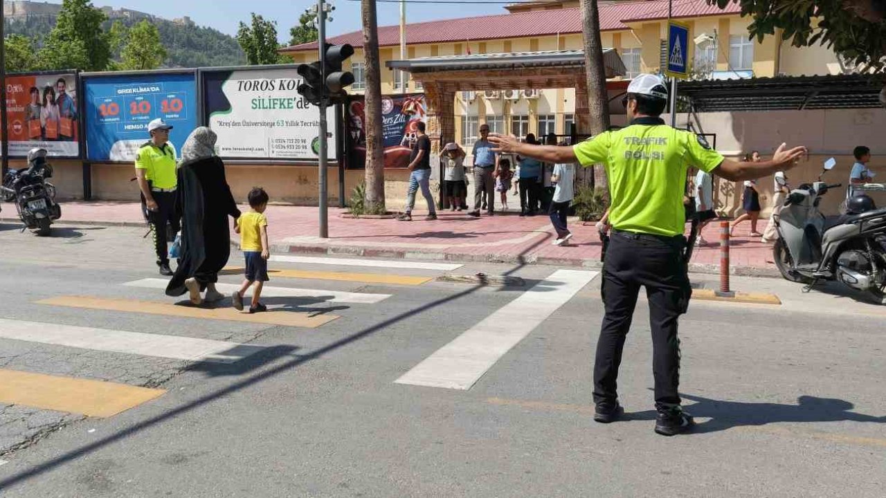 Okul önlerinde trafik güvenliği denetimleri başladı