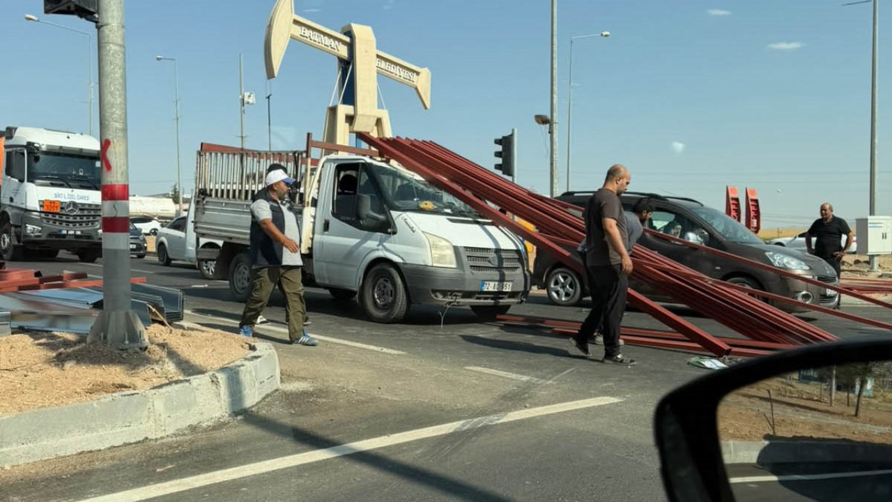 Batman’da kamyonetin kasasındaki demir profiller ön tarafa savruldu