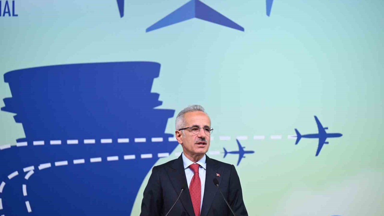 Bakan Uraloğlu: "Canlı uçuş takip sistemimiz sayesinde Türkiye hava sahasındaki iç hat, dış hat ve transit uçuşlar da harita üzerinden anlık olarak izlenebiliyor"
