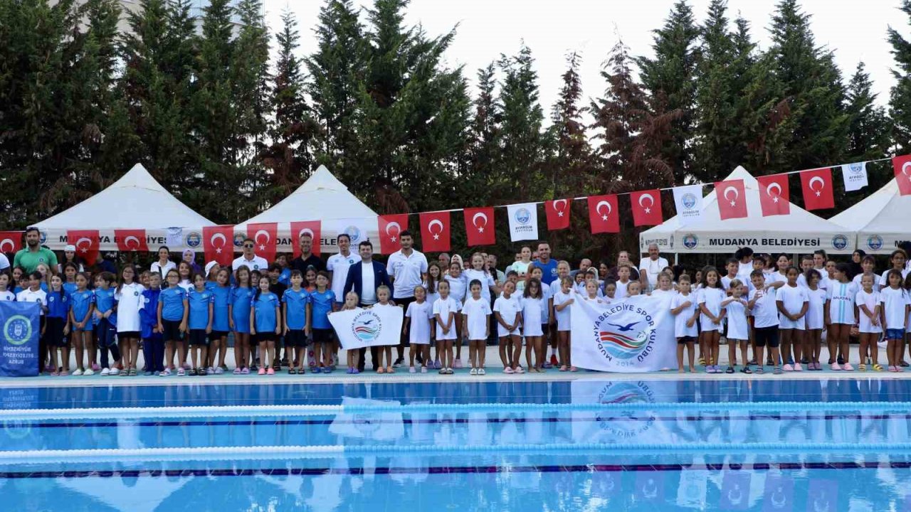 Mudanya Belediyesporlu yüzücüler madalyaları topladı