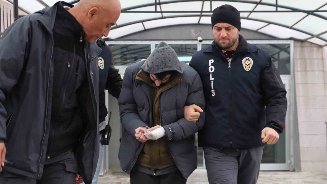 Üvey babasını bıçaklayarak öldüren sanık hakim karşısında