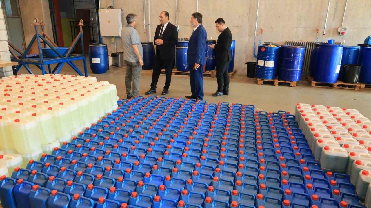 Elazığ’daki Gazi MTAL günlük 10 ton temizlik malzemesi üretiyor