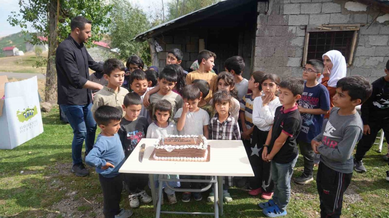 Muş’un uzak köylerinde çocukların kırtasiye sevinci