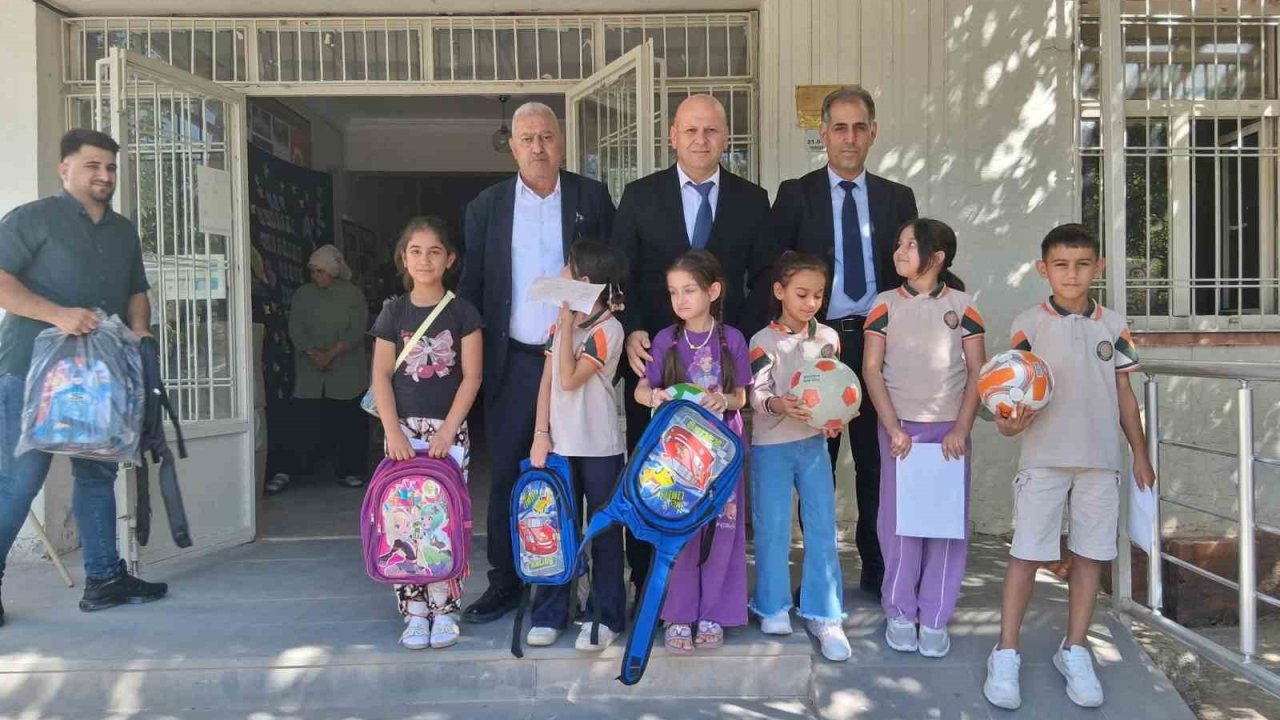 Çermikte 300 öğrenciye okul çantası dağıtıldı