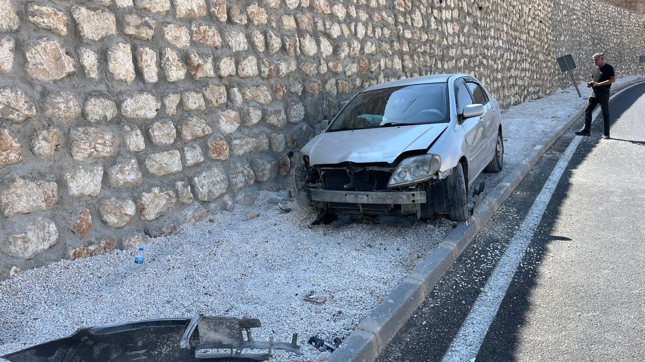 Otomobil istinat duvarına çarptı: 1 yaralı