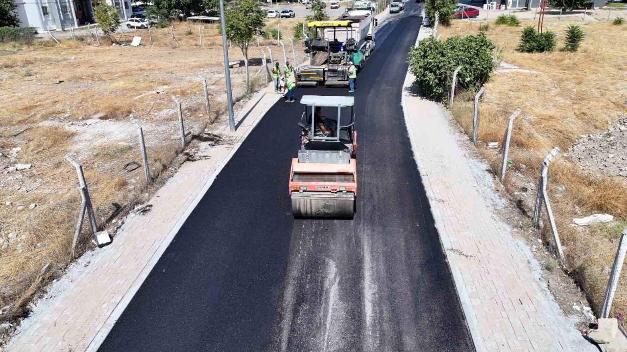 Efeler’de sıcak asfalt çalışmaları sürüyor