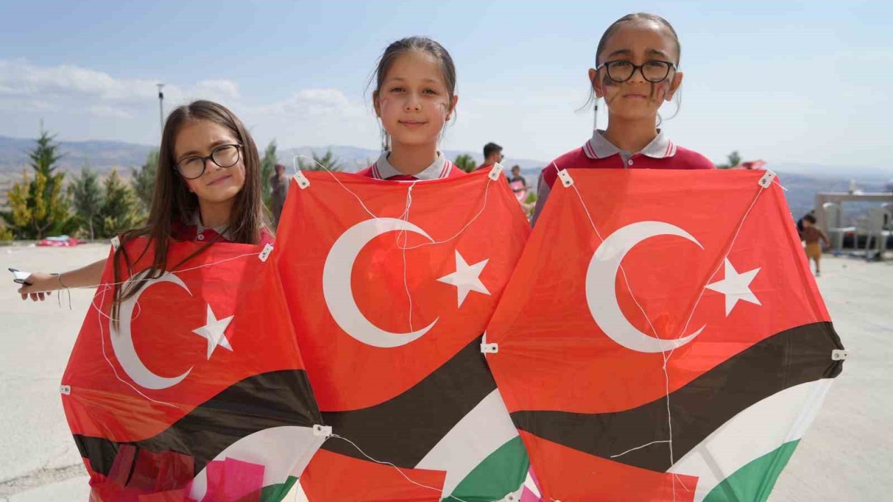 Çocukların ortak dileği ’savaşlar bitsin’ oldu: Uçurtmalar Filistinli yaşıtları için yükseldi