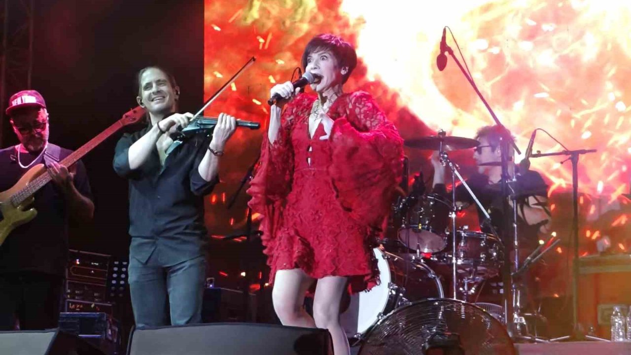 Ayvalık’ta Aydilge konserine yoğun ilgi