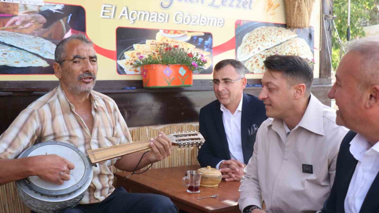 Eski futbolcu, AK Parti MKYK Üyesi Mesut Özil, Sakarya’da vatandaşlarla bir araya geldi