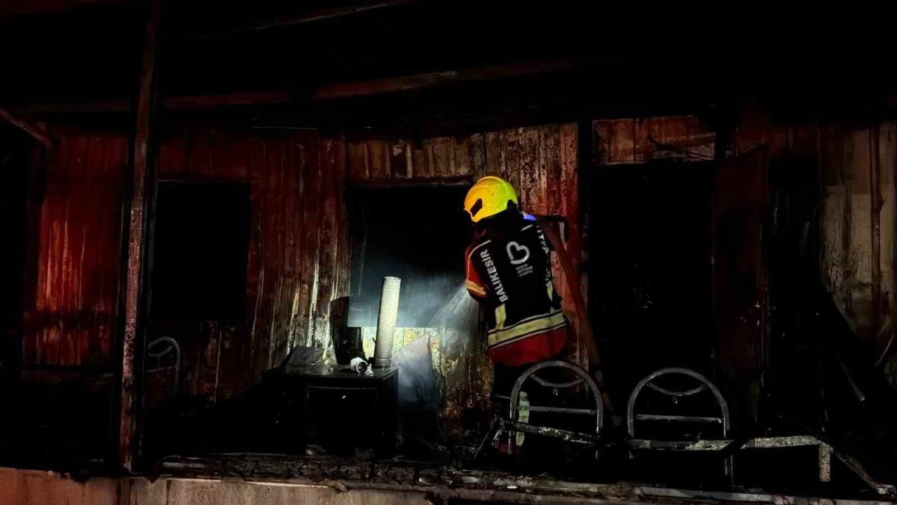 Gönen’de deniz kenarındaki barakada gece yangını