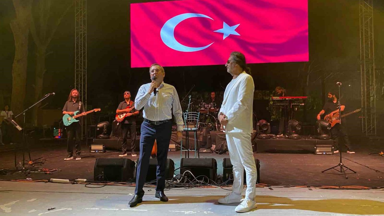 Ünlü popçu Çelik Ayvalık’ı salladı