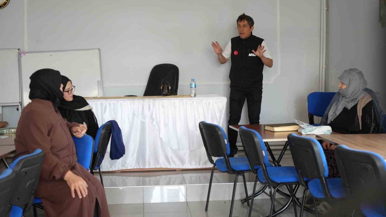 Köy köy gezen Bayburt AFAD ekipleri vatandaşları afetler hakkında bilgilendiriyor