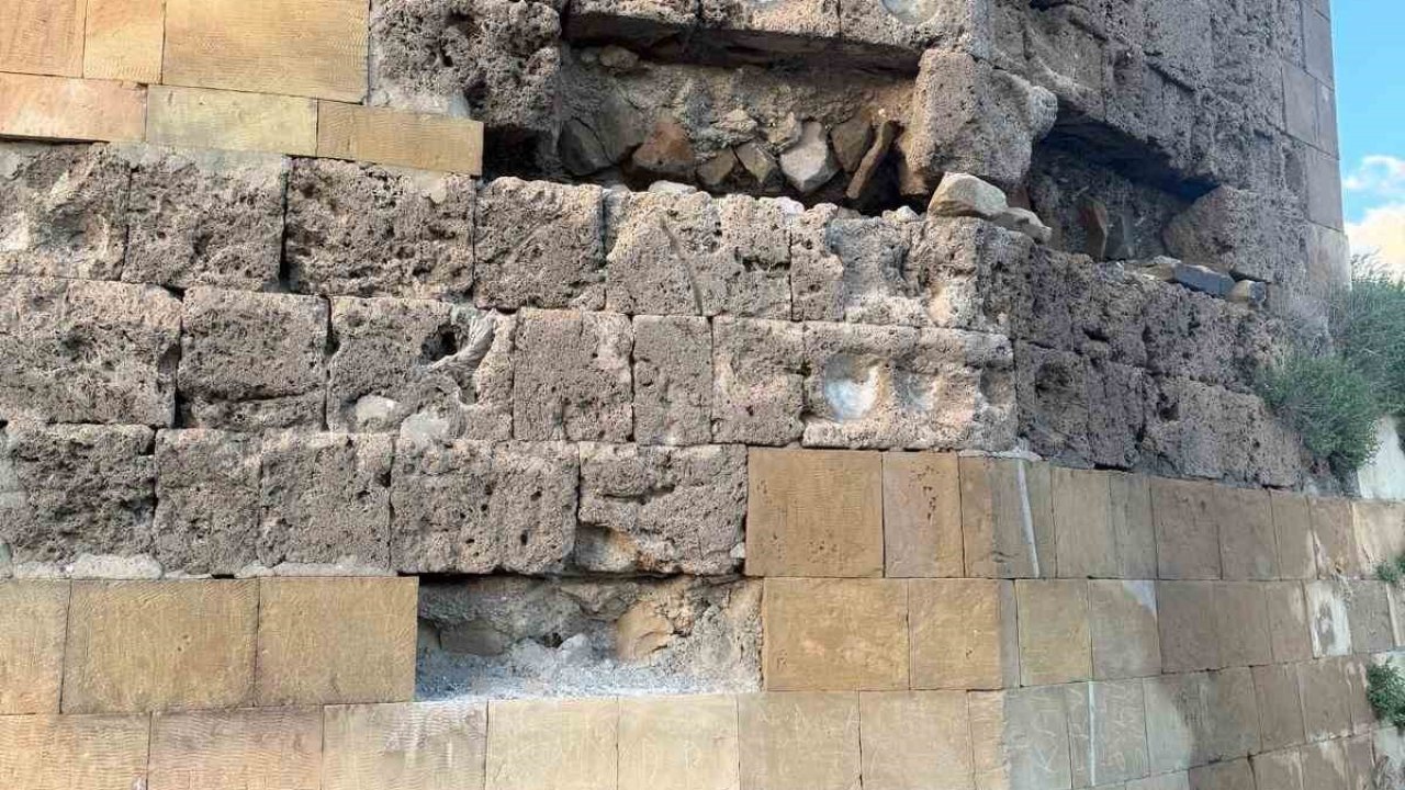 Bayburt Kalesi’nin girişinde düşme riski bulunan taşlar 2027 yatırım programına teklif edildi