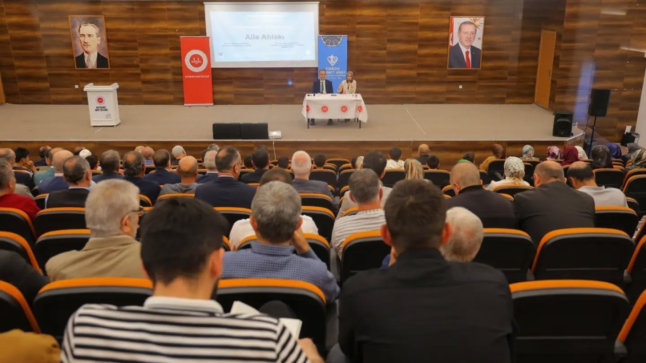 Bayburt’ta aile ahlakının temel değerleri  konferansta anlatıldı